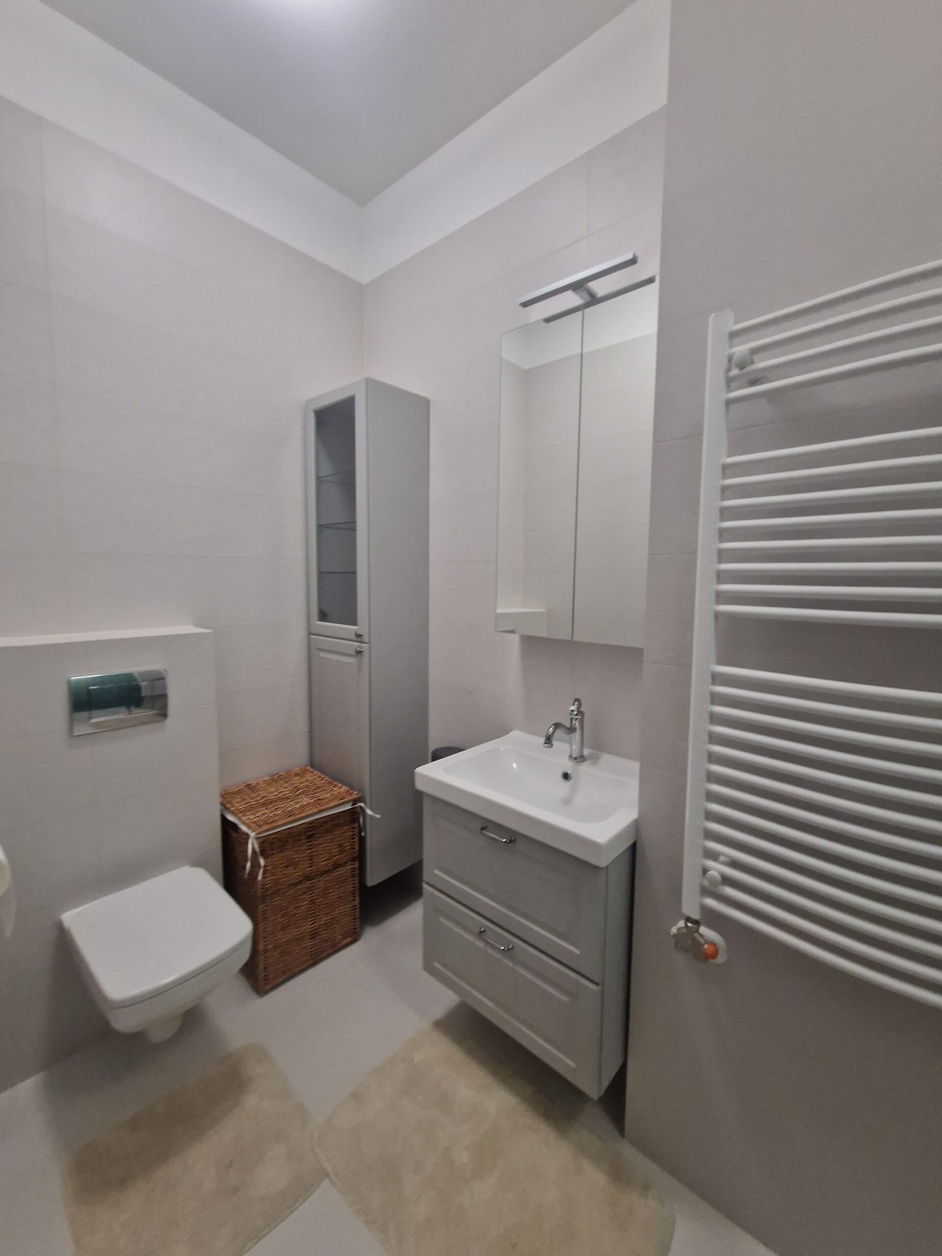 Fürdőszoba home staging szolgáltatással ingatlanközvetítésre való felkészítés előtti állapotban.